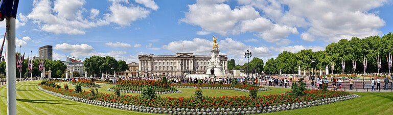 Buckingham Palace - panorama 35608874896.jpg