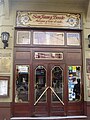 Entrada del bar de la esquina Homero Manzi.