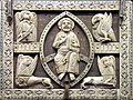 מכסה של קופסה קטנה, מגולף שנהב, בו נראה ישו על כס המלכות ומוקף בארבעת שליחיו. מהמחצית הראשונה של המאה ה-13