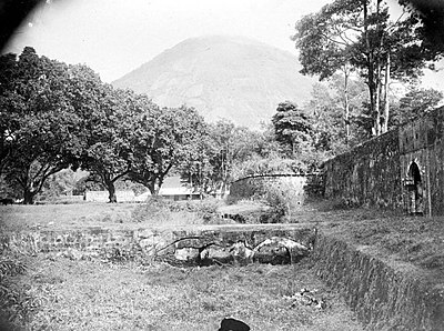 Benteng Nassau di Banda Neira dengan latar belakang Gunung Api Banda, antara 1910–1921.