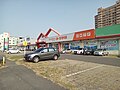 图为家乐福超市凤山甲一店，原为2010年代早期开设的台糖健康超市，后于2019年由家乐福接手经营，并保留原来的附属商店分租经营的规模小型、邻里型购物中心模式的Carrefour Mall