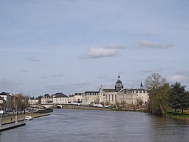 Gezicht op Château-Gontier vanaf de Pont de l'Europe