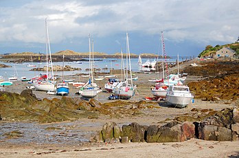 Voiliers à marée basse à Chausey (Basse-Normandie). (définition réelle 3 008 × 2 000)