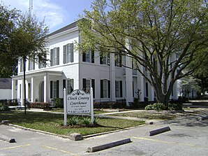 Clinch County Courthouse (2012). Das Courthouse entstand im Jahr 1896 im Stile Viktorianischer Architektur; 1936 wurde durch die Works Progress Administration ein neoklassizistischer Anbau ergänzt. Im September 1980 wurde das Gerichts- und Verwaltungsgebäude in das NRHP eingetragen.