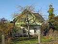 Ehemaliges Remisen- und Stallgebäude mit Luftkurhütte (Gartenhaus) und Vase