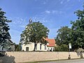 Kirche mit Ausstattung, Kirchhof, zwei Grabmale, Denkmal für die Gefallenen des Ersten Weltkrieges und Handschwengelpumpe