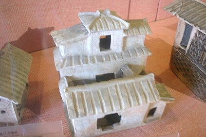 Model i një shtëpie dy-katëshe me oborr.