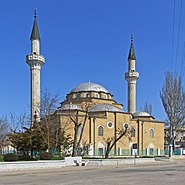 Dschuma-Dschami-Moschee in Jewpatorija (Krim). Links: Vorderansicht. Rechts: Rückansicht.