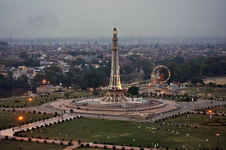 "Eye_Of_Lahore_(Minar_e_Pakistan)_evening" by User:Lime.adeel