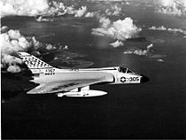 Een F4D-1 Skyray van de USS Lexington op patrouille, gewapend met de AIM-9B Sidewinder-raket.