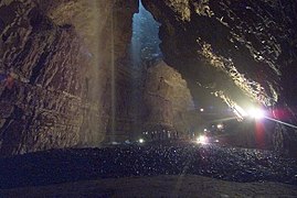 Am Boden der Höhle an einem Besichtigungstag