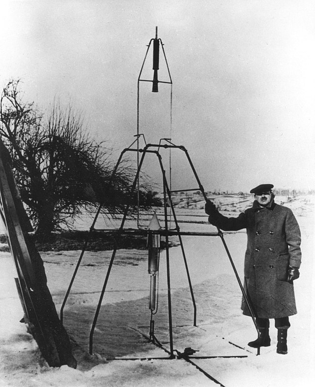 Goddard junto a su primer cohete de combustible líquido el 16 de marzo de 1926