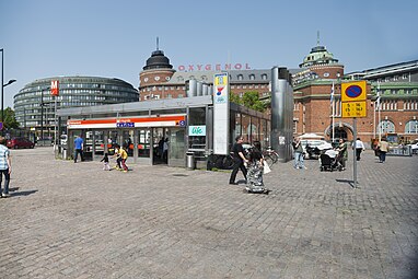 La place et l'entrée de la station de métro Hakaniemi en 2014.