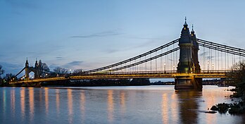 Le pont de Hammersmith, sur la Tamise, à Londres. (définition réelle 6 424 × 3 252)