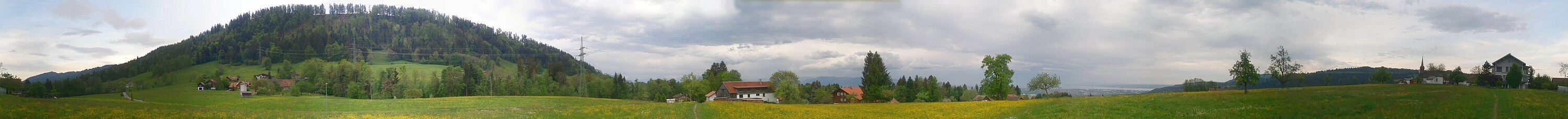 360° panorama některých horských parcel v Haselstauden. Zleva doprava: Hauat, Heilgereuthe, Jennen. Na obzoru v pravé polovině je vidět Bodamské jezero. Snímek byl pořízen v nadmořské výšce 664 metrů.