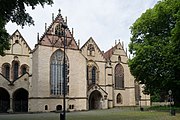 Fenster am Herforder Münster, v. l. n. r.: romanisch, spätgotisch, frühgotisch, spätgotisch