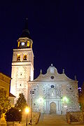 photographie en couleur de nuit de la façade de l'église de San Pedro, à gauche le clocher.