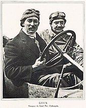 Photo de Jules Goux et son mécanicien embarqué Émile Begin prenant la pause au volant de leur voiture.