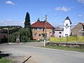 Municipa ofico kun monumento al viktimoj de la militoj