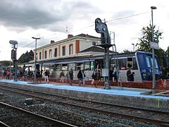 En gare de L'Arbresle, les voies vers et de Sain-Bel au premier plan, de et vers Roanne au fond.