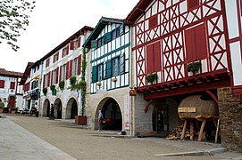 Place des arceaux à la Bastide-Clairence.