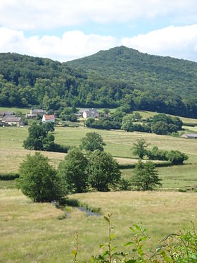 Le mont Touleur, dominant le hameau de Saint-Gengoult (Larochemillay) et la rivière de la Roche.