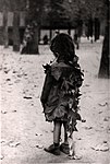 Edouard Boubat: La petite fille aux feuilles mortes, taget i Luxembourgträdgården i Paris, 1947