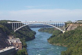 L'actuel pont en arc de Queenston–Lewiston.