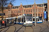 Tramlijn 5 op het Stationsplein voor het Centraal Station van Amsterdam; 31 december 2015.