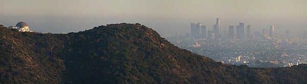 'n Uitsig oor Los Angeles in rookmis gehul, soos gesien vanaf die Hollywood Hills. Links is die Griffith-sterrewag.
