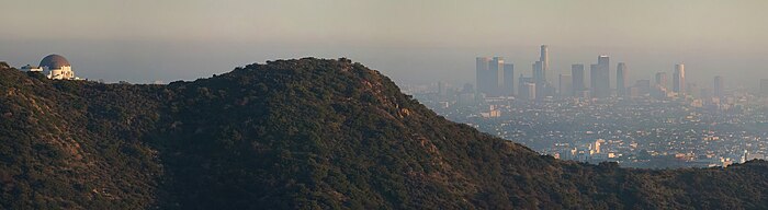Смог над Лос-Анджелесом во второй половине дня. Слева — Гриффитская обсерватория.