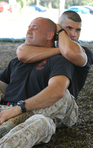 Ein Soldat der US Marines demonstriert den Rear Naked Choke.