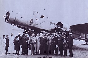 Max Hymans, rapporteur de la Commission de l'air de la Chambre des Députés à l'escale de Vienne et en partance pour Moscou devant un Dewoitine D.338, le pilote étant Paul Codos, à l'extrême gauche sur la photo.