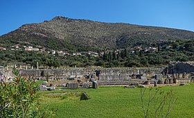 Vue du mont Ithômé et des ruines de l'antique Messène à ses pieds.