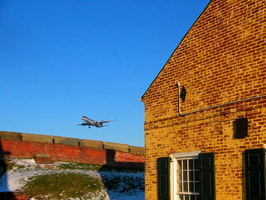 Fort Mifflin met op de achtergrond een opstijgend vliegtuig bij het Philadelphia International Airport