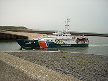 Kustwacht-patrouillevaartuig m.s. Visarend loopt de haven van Scheveningen binnen