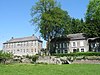 Boerderij "Aux Grives": het huis, de oude stallen, de schuur, bijgebouw omgebouwd tot conciërgerie, schuren, en de muren, een voorsprong van het pand en de andere eindigt in het oosten.