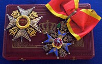 Звезда и крест ордена степени командора, лежащие поверх оригинальной типовой шкатулки, вместе с которой вручались.