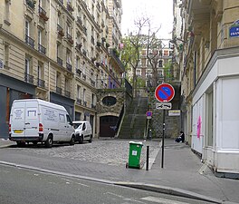 La rue vue depuis la rue Francœur.