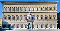 Fassade an der Piazza Farnese