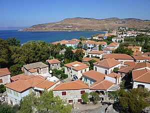 Tipikus görög falu piros háztetőkkel, Leszbosz