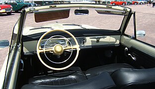 Tableau de bord et intérieur d'une Peugeot 403 cabriolet.