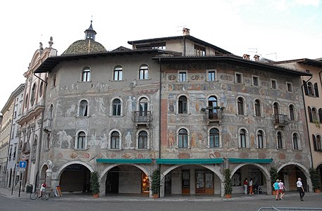 Fresco's op gebouwen aan het Piazza Duomo