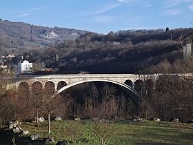 Le pont de Savoie entre l'Ain et la Haute-Savoie.