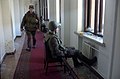 Szovjet katonák őrzik a tüntetők által korábban megtámadott Központi Pártbizottság épületét Dusanbéban