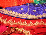 Fargerike broderte klede for sal i Nawalgarh i Jhunjhunu i Rajasthan