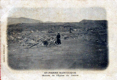 Ruines de l'église Saint-Étienne-du-Centre après l'éruption de la montagne Pelée du 8 mai 1902.