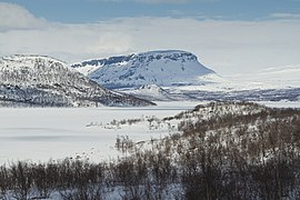 Fjellet Saana over en islagt Kilpisjärvi ved grensen til Norge og Sverige. Foto: Simo Räsänen