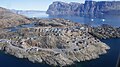 Vista aérea da parte sul da ilha de Uummannaq a partir do helicóptero Air Greenland Bell 212 durante o voo Uummannaq-Qaarsut