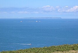 Les Pierres de Lecq (Engels: Paternosters) bij hoog tij gezien vanaf Jersey richting Sark. Drie rotsen zijn zichtbaar: La Vouêtaîthe, La Grôsse, en L'Êtaîthe